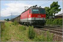 Nachdem die 1144 218 mit einem Kombizug zum Brenner unterwegs ist, f�hrt die Innsbrucker 1144 217, schon im neuen Design, mit einem Schiebewandwagenzug Richtung M�nchen. (29.06.07)
