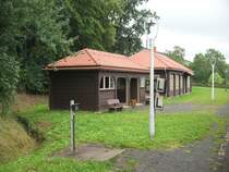 Die Geb�ude der Haltestelle Johnsdorf, interessant sind vor allem die Laternen, 11.08.07