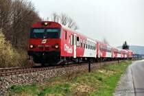 Regionalzug aus Richtung Fehring kommend auf der Strecke vor Gleisdorf (Stmk.) im April 2004