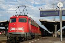 110 446-2 ist am 15.08.07 gerade mit der RB 37163 aus Aalen auf Gleis 6 des Donauw�rther Bahnhofs angekommen. Um 19:04 wird sie die Reise zur�ck nach Aalen antreten, jedoch als RB 37168.