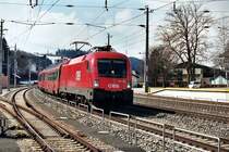 1016.042 mit einem Expresszug bei der Durchfahrt durch den Bahnhof V�cklamarkt (O�) im M�rz 2004