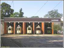 Ansicht der Halle West des Verkehrsmuseums Frankfurt am Main am 12.08.2007 mit den Triebwagen 510 vom Typ H im ge�ffneten Tor links,  nach rechts folgend 411 vom Typ F, 392 vom Typ D, Triebwagen 015 der ehemaligen St�dtischen Stra�enbahn Offenbach vom Typ R und dem Triebwagen 8 der ehemaligen Frankfurt-Offenbacher Trambahn-Gesellschaft (FOTG), der 1884 bei Herbrandt gebaut wurde.