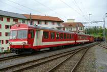 CJ - Einfahrender Regionalzug im Bahnhof von Tavannes mit Steuerwagen ABt 711 und Personenwagen B 755 und mit dem G�tertreibwagen De 4/4 411 .. Foto vom 08.07.2007