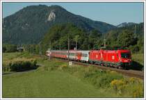 IC 512 „Hotel Ibis“ von Graz nach Innsbruck war am 15.8.2007 mit einem Oxentandem bespannt. An der Spitze hing 1016 020. Die Aufnahme entstand kurz vor dem Bahnhof Peggau-Deutschfeistritz, ca. 15 Kilometer n�rdlich von Graz.