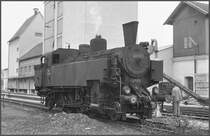 So weit ich mich erinnern kann muss diese Aufnahme aus Gilgenberg stammen, wo die Lok 93.1430 mit neuer Nahrung versorgt wurde, bevor sich das Lok- und Zugpersonal zur zweist�ndigen Mittagspause verabschiedete. (Archiv 09/75)