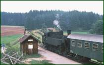 Einige Sch�ler verlassen den von 93.1430 gezognenen Zug am Hp Fratres und verschwinden in der  Pampa . Der weitere Verlauf der Strecke Richtung Slavonice in Tschechien ist gut zu erkennen. (Archiv 09/75)