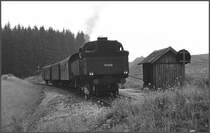 93.1430 endet mit ihrem Sch�lerzug mitten im Nirgendwo an einem Erdwall. Der Hp heisst Fratres und die restliche Strecke bis zur tschechischen Grenze war kriegsbedingt abgebaut. Die R�ckfahrt bis zum n�chsten Bahnhof Gilgenberg erfolgte schiebend. (Archiv 09/75)