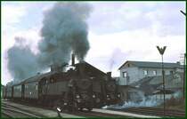 93.1430 verl�sst Schwarzenau vermutlich Richtung Zwettl und 93.1322 ruht sich aus vor dem Lokschuppen. (Archiv 09/75)