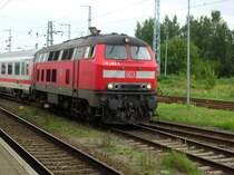 Die L�becker 218 489-3 bringt den IC Stralsund-K�ln am 12.08.07 in den Rostocker Hbf. Dort wird er  gek�pft  und es geht mit einer 120 bis Hamburg Hbf wo erneut gek�pft wird bevor es dann, meist mit einer 101, in Richtung K�ln geht. Da dieser IC fast ausschlie�lich aus unklimatisierten BIMZ Waggons besteht (bis auf den 1. Klasse Wagen gleich hinter der Lok) wird hier keine Doppeltraktion ben�tigt, wie z.B. zwischen Westerland und Hamburg.