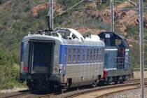 SNCF Diesellok 666170 verl��t mit einem Me�wagen am 28.06.2007 den Bahnhof Anth�or und f�hrt �ber den dortigen Viadukt in Richtung Nizza.