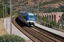SNCF Dieseltriebwagen 76683 am 28.06.2007 kurz nach der �berfahrt �ber den dortigen Viadukt und bei der Einfahrt in den s�dfranz�sischen Bahnhof Anth�or.