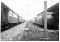 Noch viel Betrieb herrscht im Juli 1962 auf dem L�denscheider Bahnhof. Links steht ein Personenzug mit einer Dieringhauser Dampflok der Reihe 50 und rechts ein Schienenbus, der in Richtung Hagen oder Wuppertal (�ber Halver, 1964 eingestellt)fahren wird.