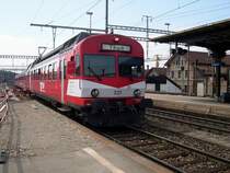 Berner Oberland 2007 - Durch das Emmental f�hrt uns unsere Rundfahrt am 19.07.2007 weiter �ber Hasle-R�egsau und Walkringen nach Konolfingen und Thun. RBDe 4/4 566 221 und sein Steuerwagen ABt 50 38 38-33 921-9 �bernehmen dise Leistung ab Burgdorf als RE 3460. Noch verf�gen diese Fahrzeuge �ber eine manuelle Klimaanlage (Fenster zu = warm, Fenster auf = kalt), aber das soll sich �ndern. Man darf gespannt sein.