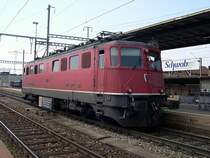 Berner Oberland 2007 - Auf unserer Rundfahrt von Spiez �ber Bern und Solothurn nach Spiez sind wir am 19.07.2007 in Burgdorf angekommen. Aus Richtung Bern kam Ae 6/6 11464 nach Burgdorf gefahren und wird sich nun vor einen G�terzug setzen. Wer den Namen der Lok kennt, darf ihn gern erg�nzen.