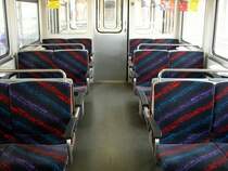 Berner Oberland 2007 - Recht spartanisch aber zweckm��ig sind die Triebwagen des Aare-Seelandmobil eingerichtet. Hier die Inneneinrichtung des Triebwagens Be 4/4 101. Zur Strecke selbst: Ab Solothurn f�hrt die Strecke in Richtung Langenthal zun�chst als  Stra�enbahn  in Orte mit so lustigen Namen wie Feldbrunnen und Buchli. Teilweise f�hrt die Strecke aber auch schon auf eigenem Bahnk�rper durch die recht l�ndlich gepr�gte Landschaft. In Niederbipp wird Kopf gemacht und weiter geht es, nun als  richtige  Eisenbahn, durch Orte wie Scharnageln, Holzh�usern und Hard-Mumenthal. Eine doch recht sehenswerte Strecke! 19.07.2007