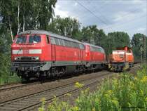 225 082-7 mit Schwestermaschiene begegnet mir ihrem leeren Stahlbrammenzug der RBH 808 (Mak 1206 Bj.1998) kurz vor Gelsenkirchen Bismarck. 17.8.07