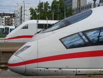 Zwei Kollegen im Bahnhof Mannheim Hbf. Vorne: ICE nach M�nchen Hbf. Hinten: ICE nach Hamburg-Altona. Aufgenommen am 17.August 2007 in Mannheim Hbf.