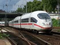 Ein ICE-3 bei der Ausfahrt aus Mannheim Hbf. Er kam aus M�nchen Hbf und fuhr nach Dortmund Hbf. Aufgenommen am 17.August 2007