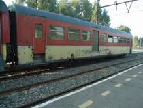 Die Schnellz�ge der ONCF f�hren stets einen kombinierten  Wagon Fourgon-Generateur  (Gep�ck-Generatorwagen) mit.
Der Generator wird zur Energieversorgung der klimatisierten Wagen ben�tigt, da die Loks der ONCF dies i.A. nicht k�nnen.
Hier der am meisten genutzte Wagentyp. Dies sind in Frankreich von De Dietrich gebauten kurze und f�r 160 km/h zugelassene Wagen.
Sie sind �u�erlich erkennbar meist viel weniger gepflegt wie die Sitzwagen.

23.01.2007 Marrakesch