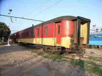 Die Schnellz�ge der ONCF f�hren stets einen kombinierten  Wagon Fourgon-Generateur  (Gep�ck-Generatorwagen) mit.
Der Generator wird zur Energieversorgung der klimatisierten Wagen ben�tigt, da die Loks der ONCF dies i.A. nicht k�nnen.
Dies ist einer der ganz wenigen in den 1930er gebauten Wagen, welche die ONCF gebraucht in Belgien gekauft hatte, der hierf�r adaptiert wurde und noch im Einsatz ist. Er ist f�r maximal 120 km/h zugelassen.


23.01.2007 Marrakesch