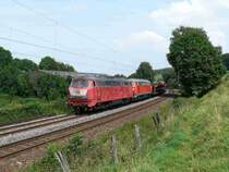 225 025 und 225 029 schleppen gemeinsam ihren G�terzug die Rampe von Aachen-West zum Gemmenicher Tunnel hoch.
In Aachen-West beginnt die Montzenlinie nach Belgien, auf welcher die G�terz�ge  Richtung Belgien gef�hrt werden.

06.08.2007 Aachen

