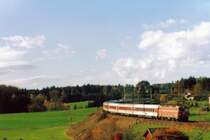 Eine BR 1044 mit einem IC auf der Streke M�nchen Salzburg am 31.10.1999