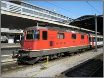 Re 4/4 11302 steht am 19.07.2007 im Bahnhof von Luzern.