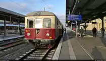 Die rollende Geburtstagsfeier:
Zahlreiche geladene Gäste haben sich in  Guidos Sonderzug  bzw. 301 035-1 versammelt und warten in Magdeburg Hbf auf Abfahrt. Das Ziel steht auf dem Abfahrtsmonitor.

🧰 Cargo Logistik Rail Service GmbH (CLR)
🚝 SDZ 76588 Magdeburg Hbf–Berlin Alexanderplatz
🕓 8.1.2022 | 14:16 Uhr