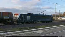 Die schwarze 187 107-8 legt zum Personalwechsel in Magdeburg Hbf eine kurze Pause ein. Mit Kesselwagen ging es weiter in nördlicher Richtung.

🧰 Mitsui Rail Capital Europe GmbH (MRCE), vermietet an DB Cargo
🕓 8.1.2022 | 14:39 Uhr