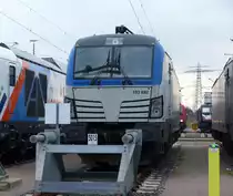 boxXpress.de 193 882 am 15.02.2022 in der Lokservicestelle der HPA in Hamburg-Waltershof. Durch den Zaun fotografiert. 