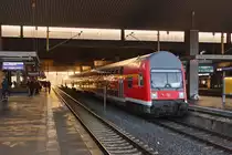 Rückblick auf den Abellio-Ersatzverkehr in NRW: Zeitweise verkehrten auf der RE-Linie 19 im vor- und nachmittäglichen Berufsverkehr Zusatzzüge zwischen Düsseldorf und Emmerich. Am 30.01.2022 verlässt der von der WFL-114 006 geschobene RE 19-Zusatzzug den Düsseldorfer Hauptbahnhof, an der Spitze ein DABbuzfa 760.0 von WFL