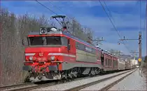 SŽ 363-023 zieht Autozug durch Maribor-Tabor Richtung Koper Hafen. /3.3.2022