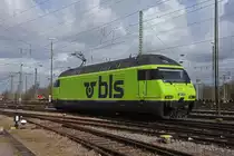 Re 465 018-0 wird in der Abstellanlage beim badischen Bahnhof abgestellt. Die Aufnahme stammt vom 22.02.2022.
