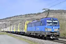 Bei Thüngersheim kommt die CD 383 011-4 gen Würzburg mit einem Stammiholzzug gefahren. 1.3.2022
