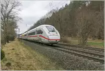 ICE 812 062-8 ist am 09.02.2022 in Richtung Frankfurt/M. im Haunetal unterwegs.