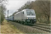 185 578-2 mit einem leeren Autozug im Haunetal in Richtung Süden unterwegs,09.02.2022.