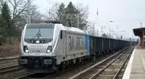 CTL Logistics GmbH, Berlin [D] mit  187 308-2  [NVR-Nummer: 91 80 6187 308-2 D-Rpool] und einem Ganzzug firmeneigener offener Drehgestell-Güterwagen am 03.03.22 Berlin-Hirschgarten.
