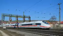 Der ICE Tz 701 (93 80 5 407 501-6 D-DB) auf dem Weg nach Nürnberg. Signalbrücke Ost Würzburg Hbf, 03.03.2022 