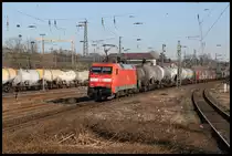 DB 152155-8 nähert sich hier am 2.3.2022 um 11.07 Uhr mit einem gemischten Güterzug auf der Fahrt in Richtung Hagen in Westfalen dem Bahnhof Schwerte an der Ruhr. Im Hintergrund, fast vollständig verdeckt, das alte Reiterstellwerk von Schwerte.