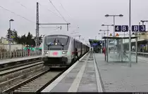 Immer wieder müssen die IC1 auf den Linien 55 und 56 die Probleme der IC2-Züge ausbaden.
So steht hier zur Abwechslung mal ein  Bpmmbdzf <sup>286.1</sup>  (61 80 80-91 105-9 D-DB) mit sechs weiteren Wagen und Schublok 101 073-5 in Magdeburg Hbf auf Gleis 4. Oft sind auch  Bimmdzf -Steuerwagen zu beobachten.

🧰 DB Fernverkehr
🚝 IC 2048 (Linie 55) Dresden Hbf–Köln Hbf
🕓 10.1.2022 | 12:00 Uhr