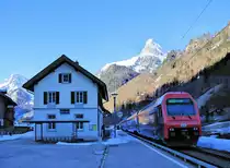 Die Bahn im Kanton Glarus: In Rüti (Glarus) ist es zwar schon nach 9 Uhr, aber noch herrscht eisige Kälte. Ein S-Bahn-Zug aus Zürich, gestossen von Re 450 046, ist soeben angekommen. 28.Februar 2022 