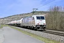 Hallo liebe Dauerstudenten, unentschlossene Schulabschließer, Berufsüberdrüssige hier mal einen kleinen Tipp was man werden könnte wenn man mal groß ist. RHC 185 349-8 hat die Lösung für alle Suchenden, hier ist sie gerade mit einem Kesselwagenzug bei Thüngersheim gen Würzburg fahrend zusehen. 1.3.2022