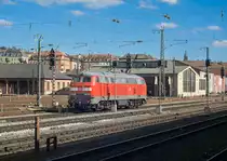 218 483-6 steht am 27.02.22 kurz vor einer Rangierfahrt auf dem Würzburger Hbf.