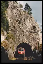 1142 702 verschwindet im Weinzettelwandtunnel. Als Besonderheit auf der Semmeringbahn wurde bei diesem Tunnel beim Ostportal der Naturstein belassen. Das Bild entstand am 4.09.2000.