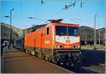 Die DB 112 008-8 mit einem Nachtzug nach Dresden mit CNL Kurswagen von Zürich gleich hinter der Lok kurz vor der Abfahrt in Leipzig. 

Analogbild vom 29. August 1996