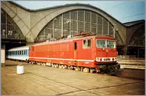 Nach den interessanten Bildern von Dennis mit der 155 273 im Sonderzugeinsatz, fand ich im meinem Archiv noch dieses Bild der DR 155 154-8, welche in Leipzig mit einem Interregio auf die Abfahrt wartet. 

Analogbild vom Mai 1993