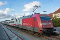 Werbelok 101 076 mit IC 2212 in Binz am Bahnsteig. - 04.03.2012 - Aufgenommen vom Bahnsteig 3.