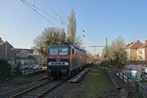 Lok 143 326-7 von DB Gebrauchtzug in Diensten der WFL zieht den Ersatzzug auf der Linie RB 46 in den Bahnhof Bochum-West (04.03.2022)