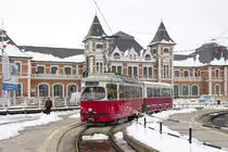 Am 18. März 2013 wartet TW 184 am Tiszai pályaudvar auf die Abfahrt als Linie 2 in Richtung Vasgyár. 
