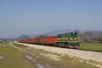 Am 22. März 2013 ist 664 016 mit einem Güterzug bei Šikole in Richtung Ormož unterwegs. 